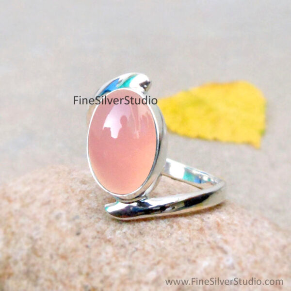 Rose quartz oval gemstone ring